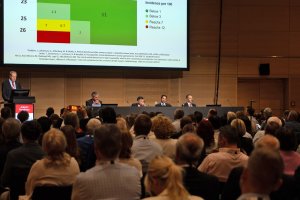 Dr. Joaquín Fernández, durante su presentación en el Congreso ESCRS, celebrado en Viena.