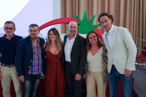 Miembros de la cooperativa CASI junto a Víctor Küppers.