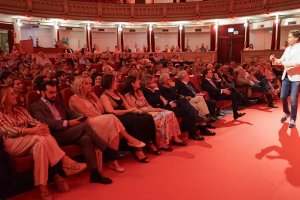 Víctor Küppers durante su intervención en el Teatro Cervantes, en una conferencia a la que asistieron más de trescientos invitados (FOTO: Mariá