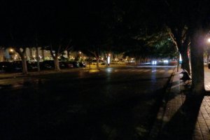 Tramo de la Avenida del Mediterráneo con más oscuridad, aproximadamente a la altura de Neumáticos Remo.