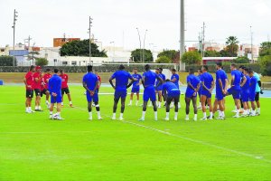 Charla del técnico al equipo antes de medirse al Valencia en el Mediterráneo.