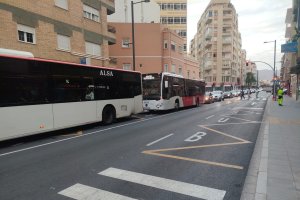 Autobuses circulando por la Avenida Cabo de Gata