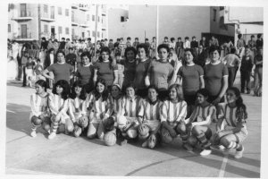 Las futbolistas de los dos equipos posan juntas una vez concluido el encuentro.
