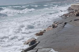 La llegada de temporales de Poniente deja estas imágenes en el litoral balermero.