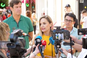 En el centro, Maribel Sánchez Torregrosa, ayer en el Paseo de Almería.