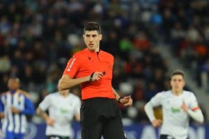 El colegiado balear, de 29 años, pita su segundo compromiso en Primera División.
