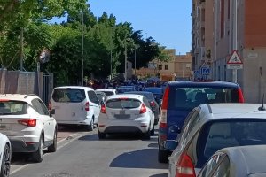 Varias decenas de vehículos sobre el carril bici a las puertas del CEIP Mar Mediterráneo.