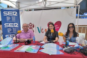 Pedro Contreras pregonero de la Feria, junto a la periodista Marina Ginés y la concejal de Festejos, Antonia Marín.