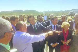 El alcalde de Alcóntar y Juanma Moreno bromean en un momento de la jornada.