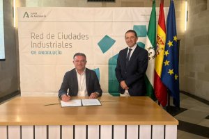 El alcalde de Berja firmando al adhesión a la red de ciudades industriales de Andalucía.