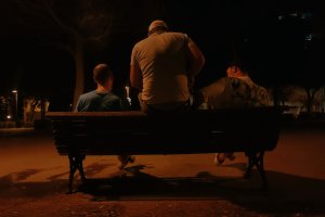 Lugares con poca luz, para pasar desapercibidos, son los elegidos por los jóvenes para hacer botellón.