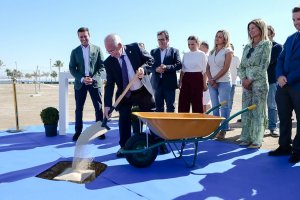 El alcalde de Roquetas, Gabriel Amat, entierra la primera piedra de este nuevo espacio.