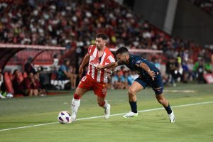 Adri Embarba en el choque del pasado sábado contra el Valencia. Le dieron 6 puntos de sutura en la frente.