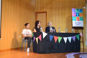 María García, autora del libro, junto a varias de las alumnas participantes.