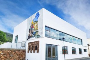 El nuevo mural está ubicado en la fachada del Salón Social de Fondón.