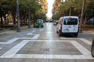 Baldosas rotas con presencia de vehículos en zona peatonal