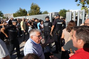 Policías junto al instituto de Jerez de la Frontera, donde se apuñaló a docentes y alumnos.