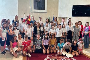 Foto de familia de ediles, profesores y niños facilitada por el Grupo Socialista en sus redes sociales