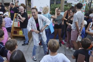Divulgando ciencia de una forma divertida en plena Rambla de Almería. (FOTO: Bernardo Claros)