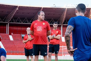 Alberto Lasarte en primer plano. Javi Suárez y Carlos García, detrás del técnico.