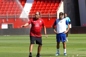 Alberto Lasarte dirigiendo la sesión con Alejandro Pozo en segundo plano.