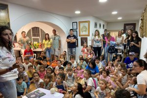 Imagen del cuentacuentos celebrado en la casa de hermandad del Rosario del Mar.