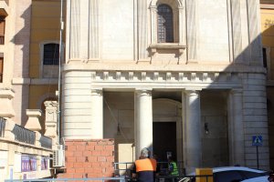 -Un muro de ladrillo de gran impacto visual frente a la fachada de San Pedro