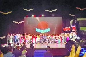 Foto de familia de todos los premiados, artistas invitados y organizadores.