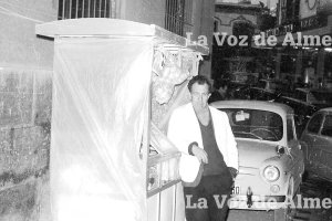 Carrito ambulante en la fachada de Correos cuando todavía existía el viejo edificio. Años 60.