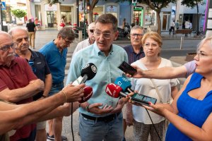 José Luis Sánchez Teruel atiende a los medios de comunicación.