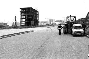Avenida del Mediterráneo en 1974. A la derecha el esqueleto del Pabellón y a la izquierda un edificio que fue dinamitado antes de estar terminado.