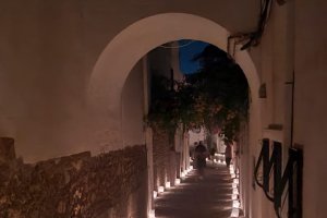 Una de las calles del casco histórico de Mojácar la \'Noche de las Velas\'.