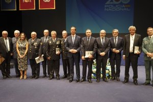 Mesa presidencial con policías jubilados.
