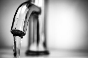 Agua cayendo de un grifo.