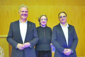 Diego Valera y José Céspedes junto a Antonia Sánchez Villanueva, moderadora del debate.