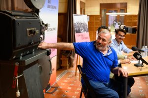 Pedro Alarcón, con la cámara que ha cedido a la Casa del Cine.