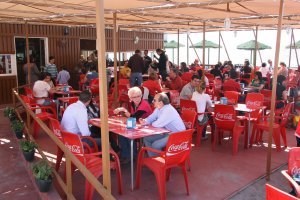 Clientes en un bar playero de Almería.