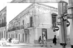 Esquina de calle de la Reina con Almedina en los años 70. En aquel tiempo todavía estaba la farmacia y el bar de enfrente.