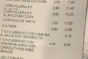 La cuenta del restaurante que cobró por el servicio de tarta.