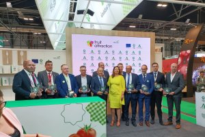 Carmen Crespo y representantes de las nuevas empresas adheridas a la etiqueta Gusto del Sur.