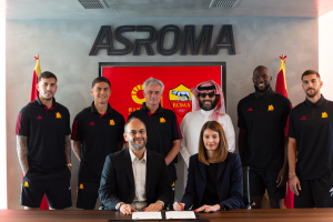 La foto de familia con Turki Al-Sheikh y José Mourinho. Arabia Saudí y la Roma se dan la mano.