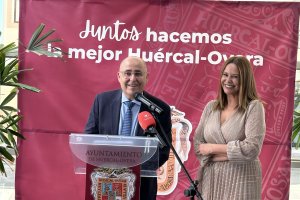 El alcalde de Huércal-Overa, Domingo Fernández, y la concejal de Cultura, Ana Martínez.