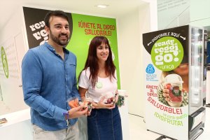 Aitor Sánchez y Andrea Álvarez en el stand de Unica Group.