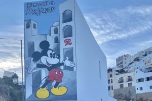 Mickey Mouse da la bienvenida en Mojácar.