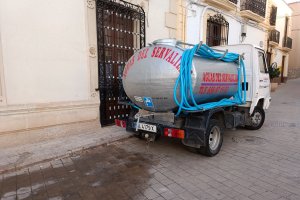 El camión cisterna que da agua potable a los vecinos de Terque.