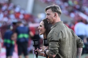 Guti y Sandra Díaz en el Almería-Real Madrid haciendo el partido para DAZN.