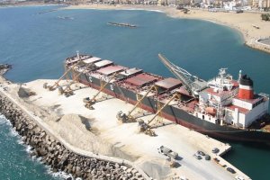 Carga de yeso en el Puerto de Garrucha años atrás.