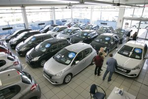 Venta de coches en un concesionario provincial.