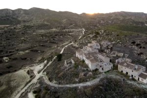 La barriada de Hueli, en el límite del Paraje Natural Karts en Yesos de Sorbas.