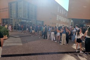 La cola no solo transcurría por el interior de la sala, sino también por la calle. la